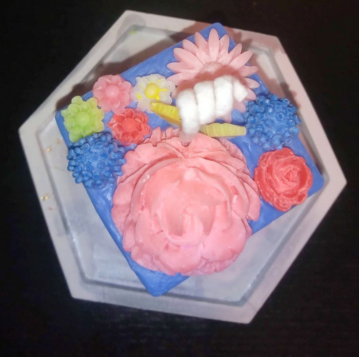 Lumanare parfumata, cub albastru cu flori plus suport din ceramica hexagonal. [2]