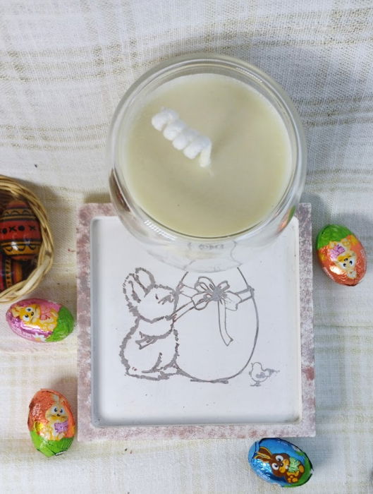 Farfurie albă cu iepuras si ou + lumânare din ceară de soia în pahar din sticla [8]