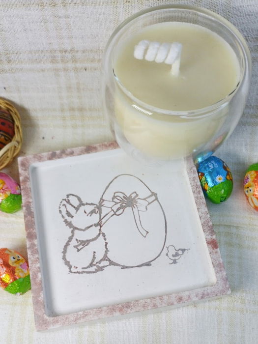 Farfurie albă cu iepuras si ou + lumânare din ceară de soia în pahar din sticla [3]