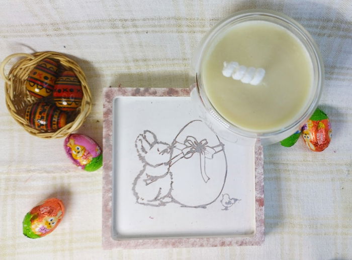 Farfurie albă cu iepuras si ou + lumânare din ceară de soia în pahar din sticla [2]