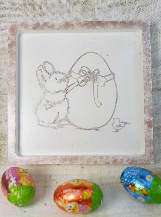 Farfurie albă cu iepuras si ou + lumânare din ceară de soia în pahar din sticla [4]