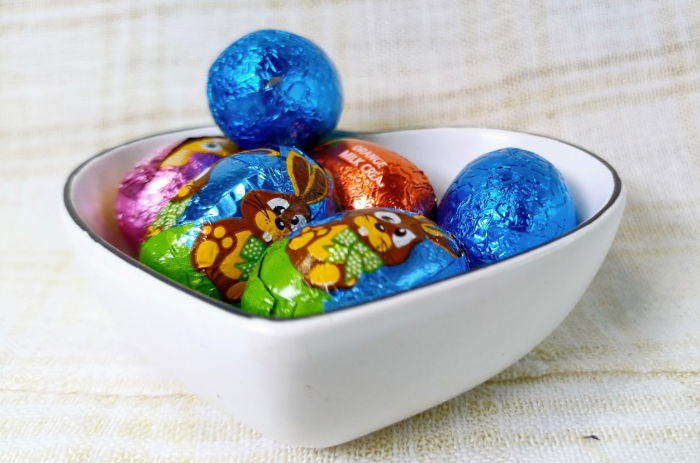 Farfurie alba cu iepuras si lumanari gemene în suport ceramic realizat manual [6]