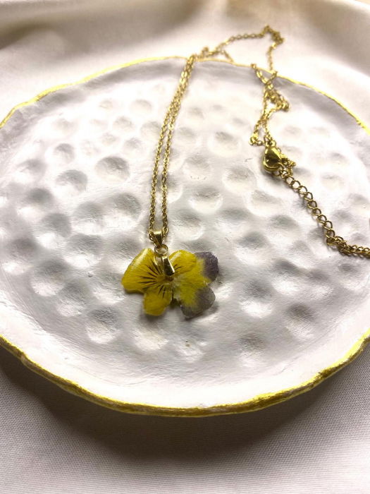 Lanțisor auriu cu panseluta galbena prinsa in rasina. [3]