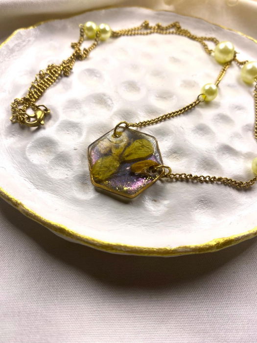 Lanțisor auriu cu floricele galbene montate in rasina [2]