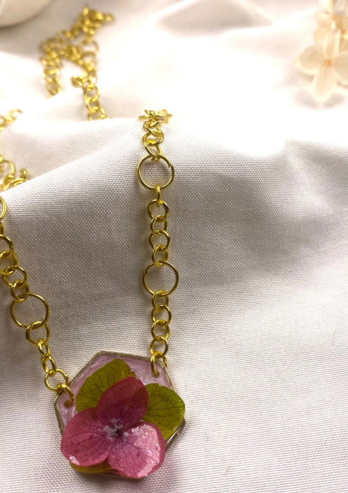 Lanțisor auriu cu flori mov de hortensie. [4]