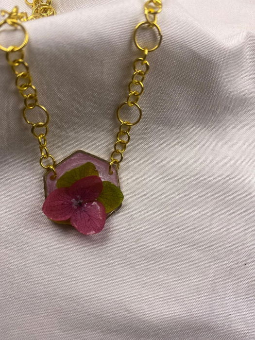 Lanțisor auriu cu flori mov de hortensie. [3]