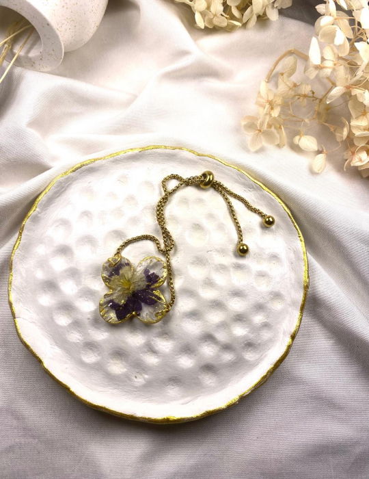 Bratara reglabila, aurie, decorata cu o panseluta montata in rasina. [3]