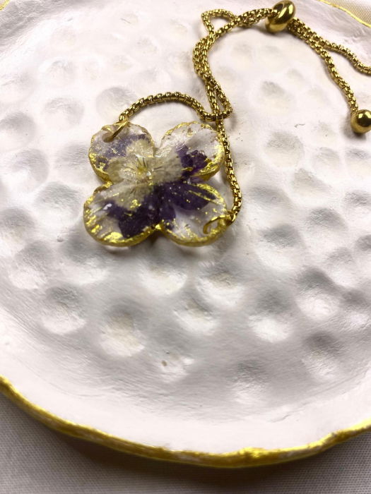 Bratara reglabila, aurie, decorata cu o panseluta montata in rasina. [2]