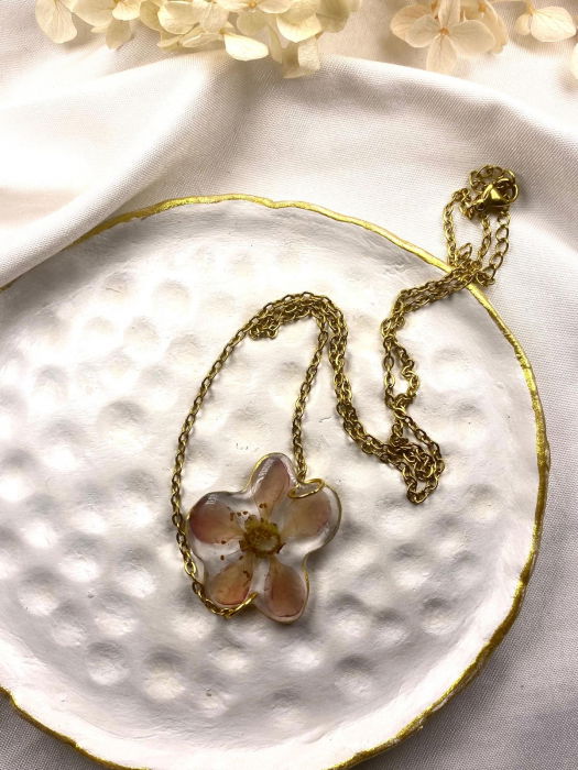 Lanțisor cu flori naturale de mar prinse in rasina. [2]