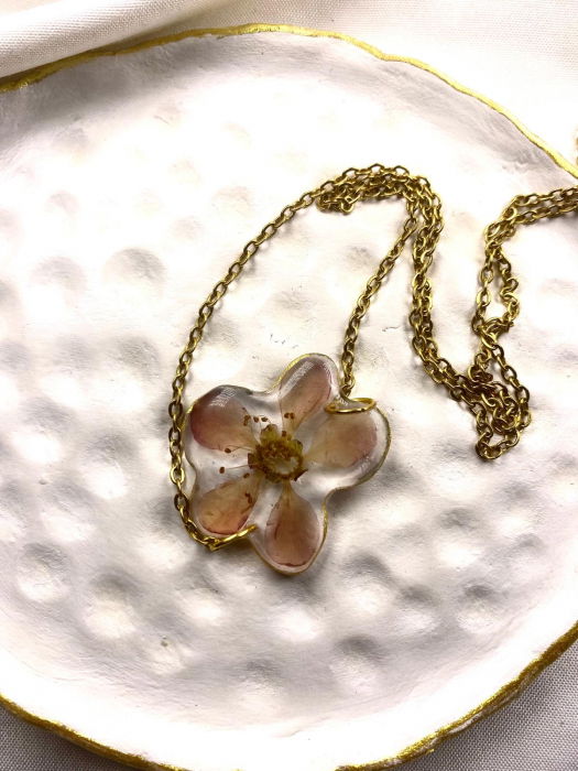 Lanțisor cu flori naturale de mar prinse in rasina. [3]