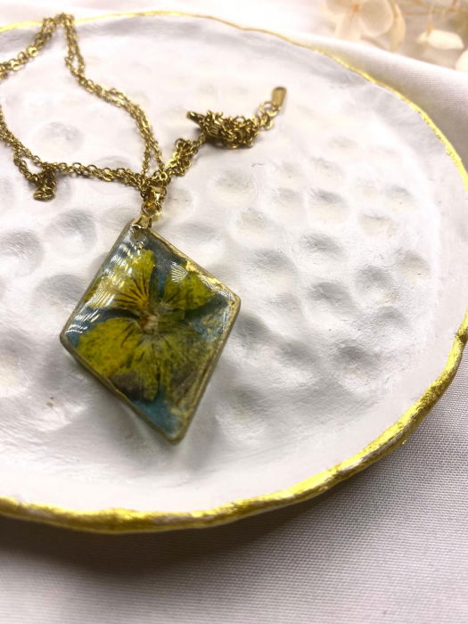 Lanțisor auriu cu panseluta galbena montata in rasina. [3]