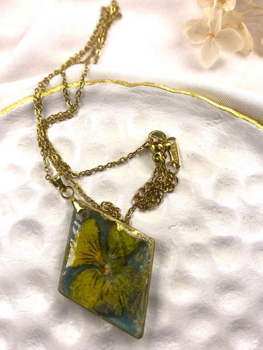 Lanțisor auriu cu panseluta galbena montata in rasina. [2]