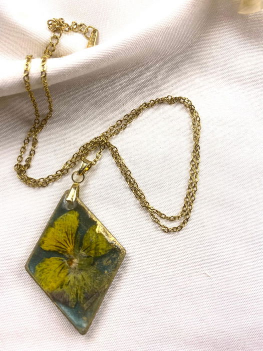 Lanțisor auriu cu panseluta galbena montata in rasina. [1]