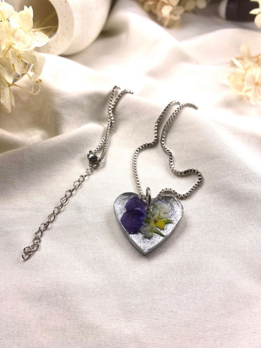 Lanțisor argintiu cu pandativ inimioara. [3]