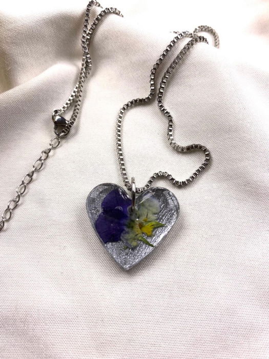 Lanțisor argintiu cu pandativ inimioara. [1]