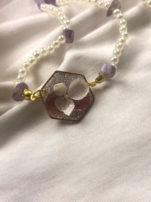 Colier cu pietre de ametist si floricele de hortensie, naturale, montate in rasina. [2]
