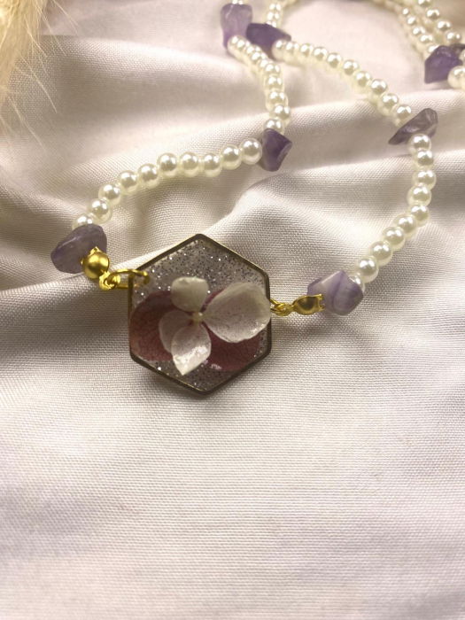 Colier cu pietre de ametist si floricele de hortensie, naturale, montate in rasina. [4]