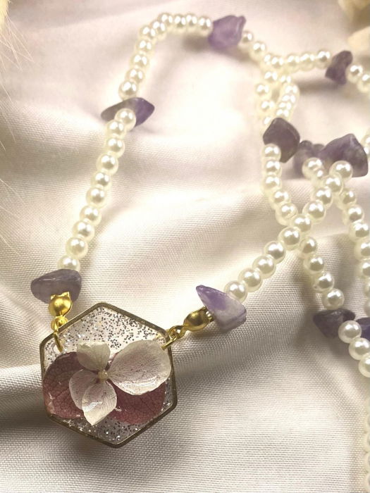 Colier cu pietre de ametist si floricele de hortensie, naturale, montate in rasina. [3]