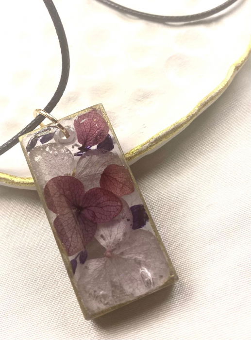 Lanțisor din snur negru cu pandantiv din rasina cu flori naturale. [3]