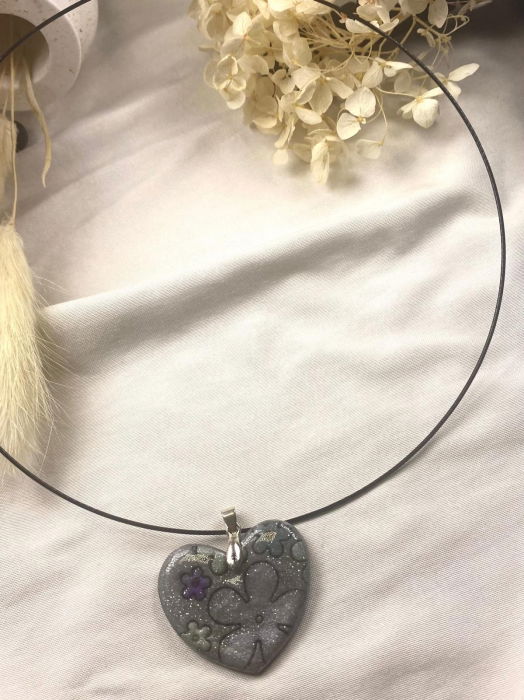 Lanțisor  cu pandativ in forma de inima, din lut polimeric. [2]