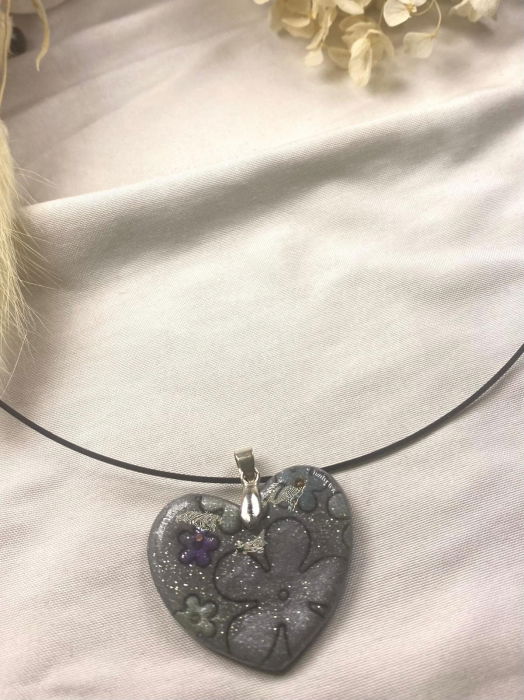 Lanțisor  cu pandativ in forma de inima, din lut polimeric. [3]