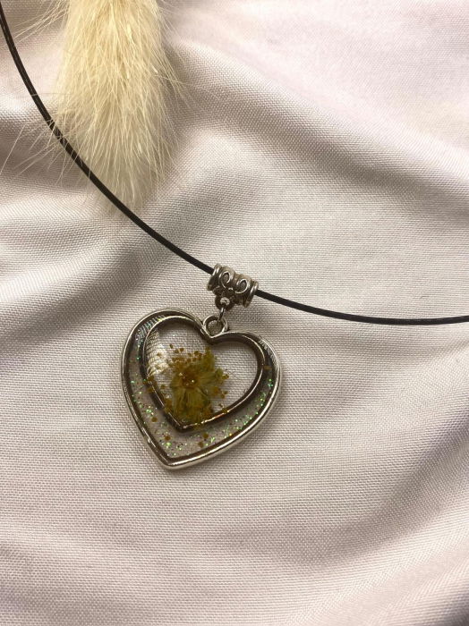 Colier cu pandativ in forma de inima. [1]