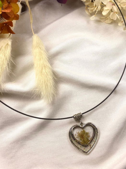 Colier cu pandativ in forma de inima. [2]