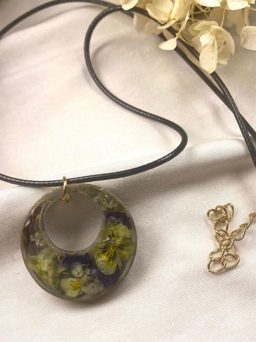 Colier din snur negru cu pandativ din rasina decorat cu minipanselute. [1]