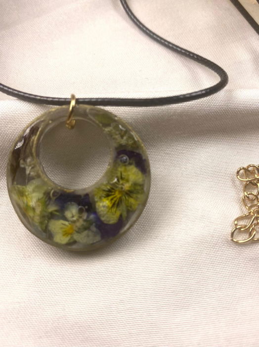 Colier din snur negru cu pandativ din rasina decorat cu minipanselute. [2]