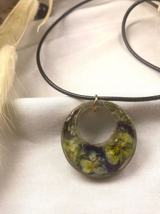 Colier din snur negru cu pandativ din rasina decorat cu minipanselute. [4]