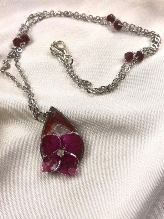 Lantisor din otel inoxidabil cu floare de hortensie mov montata in rasina. [2]