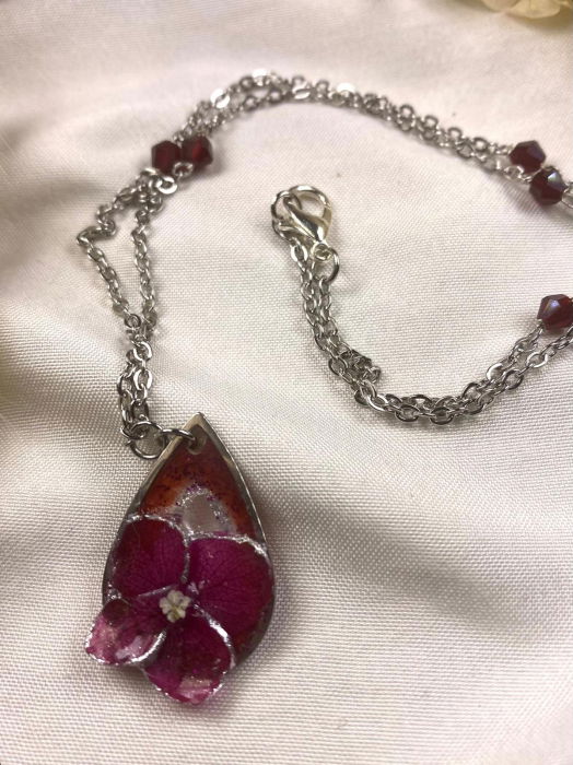 Lantisor din otel inoxidabil cu floare de hortensie mov montata in rasina. [3]