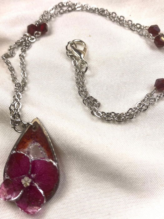 Lantisor din otel inoxidabil cu floare de hortensie mov montata in rasina. [1]