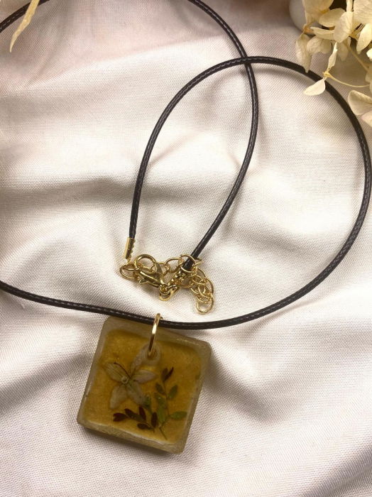Colier cu pandantiv patrat din rasina, decorat cu flori naturale. [3]