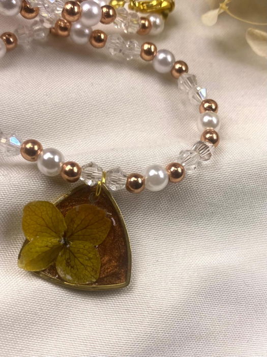 Colier cu pandativ triunghiular cu floare de hortensie prinsa in rasina. [2]