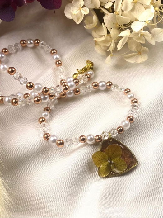 Colier cu pandativ triunghiular cu floare de hortensie prinsa in rasina. [4]