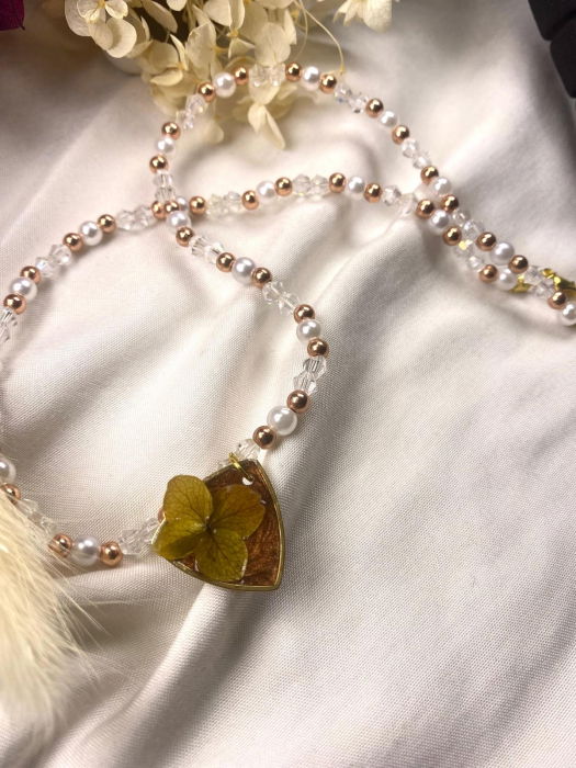 Colier cu pandativ triunghiular cu floare de hortensie prinsa in rasina. [3]