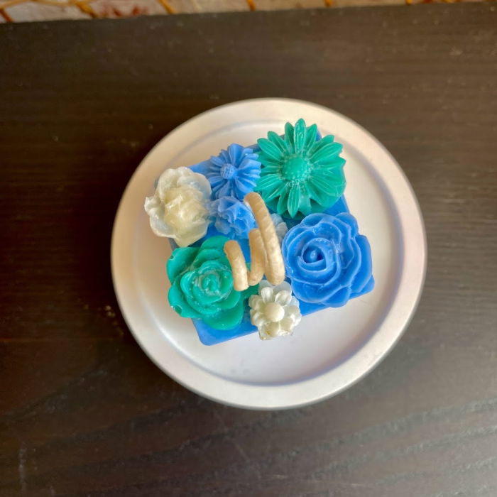 Lumanare  parfumata " cub cu flori ", albastru, plus suport ceramic rotund. [2]