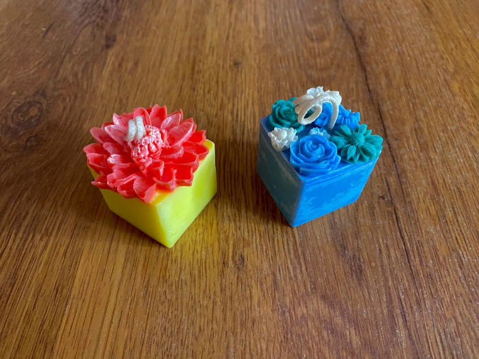 Lumanare  parfumata " cub cu flori " plus suport ceramic rotund. [4]