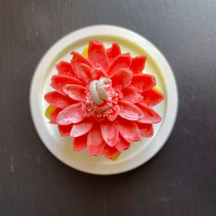 Lumanare  parfumata " cub cu flori " plus suport ceramic rotund. [2]