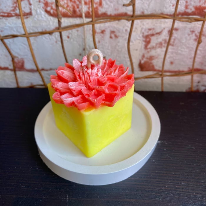 Lumanare  parfumata " cub cu flori " plus suport ceramic rotund. [1]