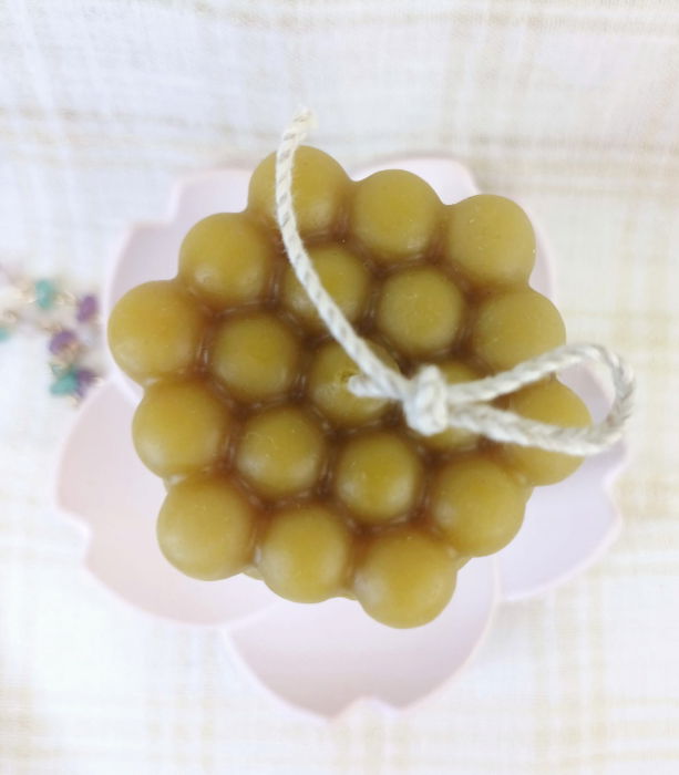 Lumanare decorativa din ceara naturala de albine plus suport - floare din ceramica. [2]