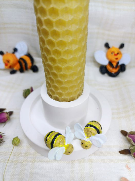 Lumanare cilindrica, rulata, din ceara de albine si suport - sfesnic din ceramica decorat cu albinute. [5]