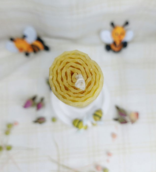 Lumanare cilindrica, rulata, din ceara de albine si suport - sfesnic din ceramica decorat cu albinute. [4]