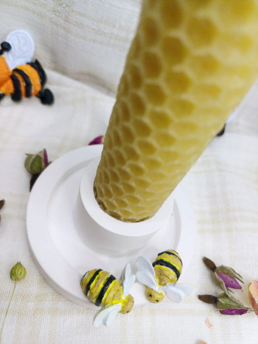 Lumanare cilindrica, rulata, din ceara de albine si suport - sfesnic din ceramica decorat cu albinute. [2]