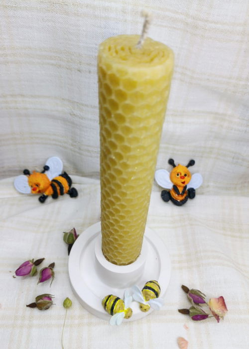 Lumanare cilindrica, rulata, din ceara de albine si suport - sfesnic din ceramica decorat cu albinute. [3]