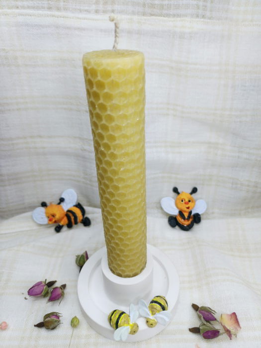 Lumanare cilindrica, rulata, din ceara de albine si suport - sfesnic din ceramica decorat cu albinute. [6]