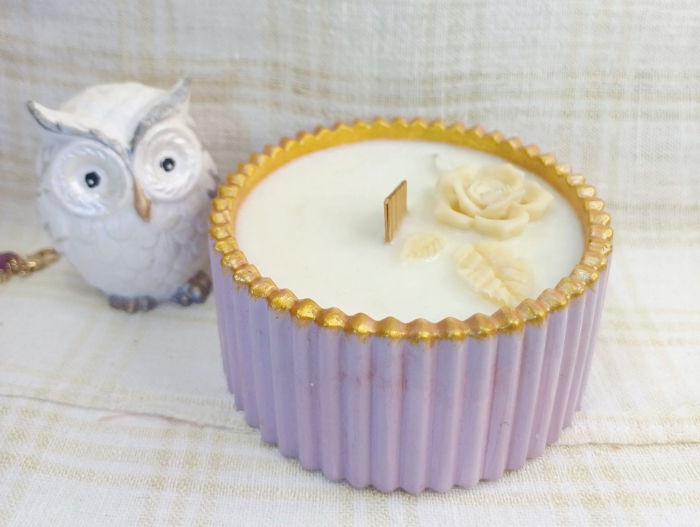 Lumanare din ceara de soia in recipient din ceramica handmade, mov/auriu. [2]