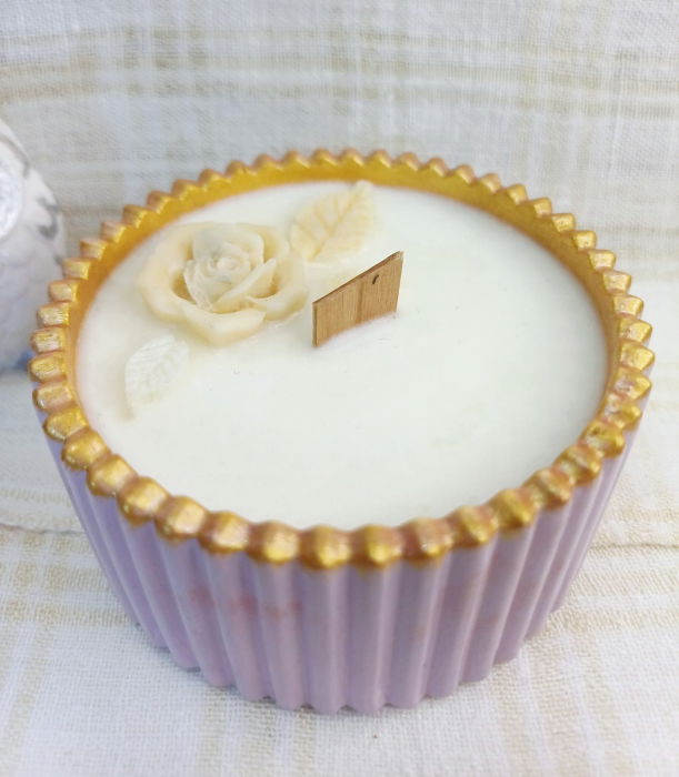 Lumanare din ceara de soia in recipient din ceramica handmade, mov/auriu. [3]