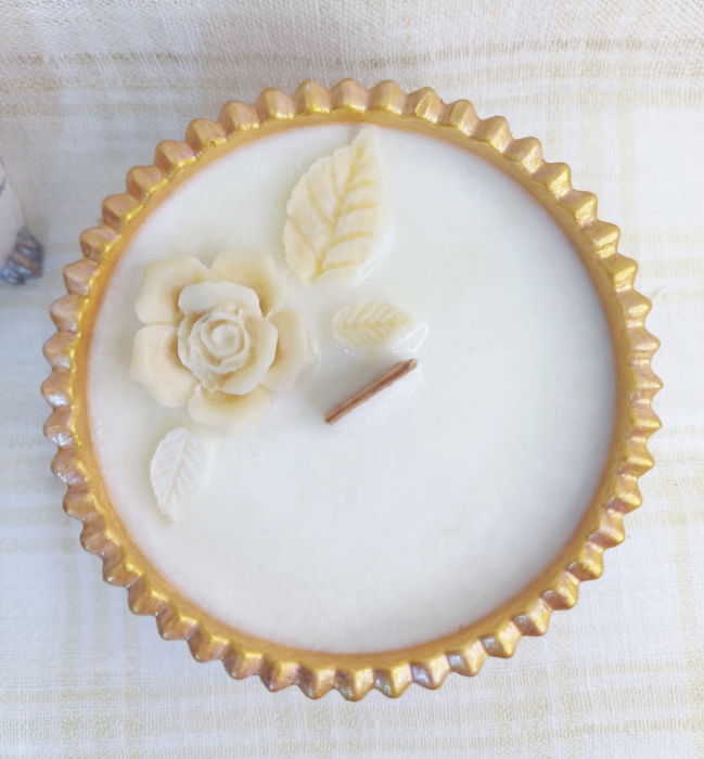 Lumanare din ceara de soia in recipient din ceramica handmade, mov/auriu. [1]